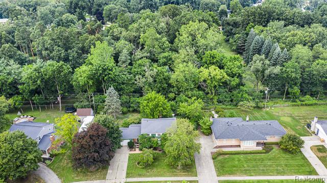 Builiding view seventeen for 6525 Little Turkey R, Utica, MI. 48317