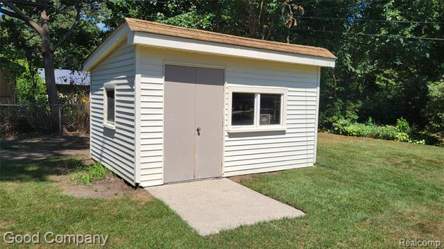 Builiding view forty for 11027 Russell, Utica, MI. 48317