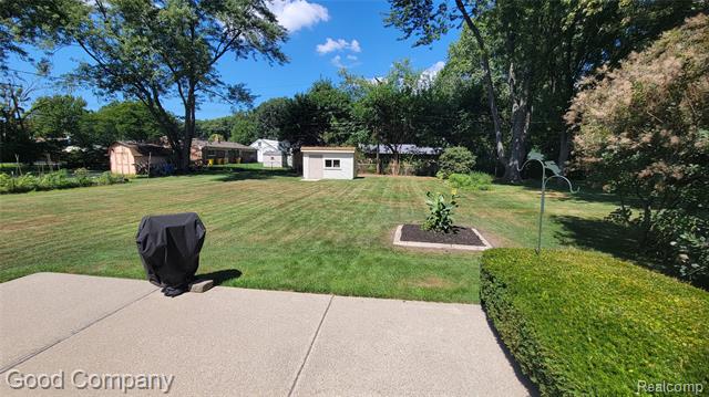 Builiding view thirty five for 11027 Russell, Utica, MI. 48317