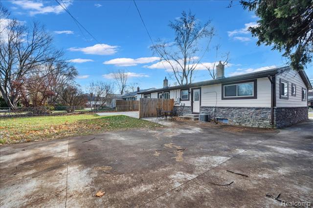 Builiding view fifteen for 8365 21 Mile, Utica, MI. 48317