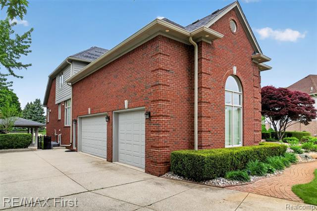 Builiding view forty five for 13800 Berryknoll, Utica, MI. 48315