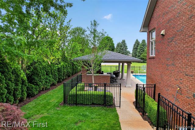 Builiding view forty six for 13800 Berryknoll, Utica, MI. 48315