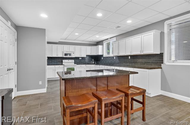 Builiding view thirty three for 13800 Berryknoll, Utica, MI. 48315