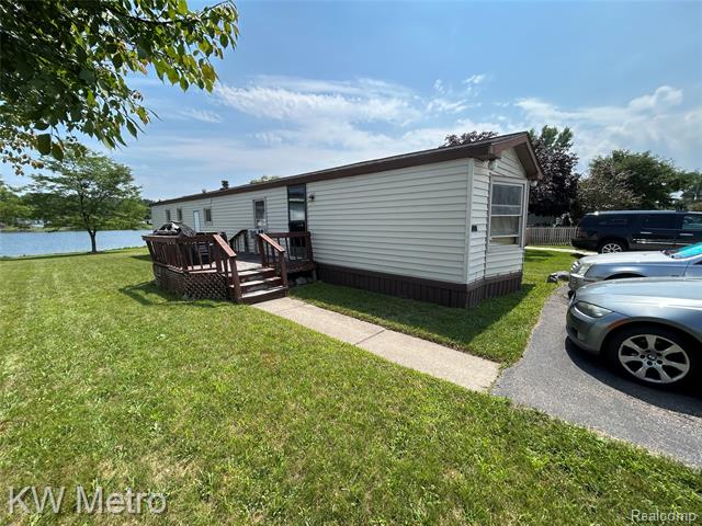 front view picture of 48582 E Lakeview Cir, Utica, MI. 48317