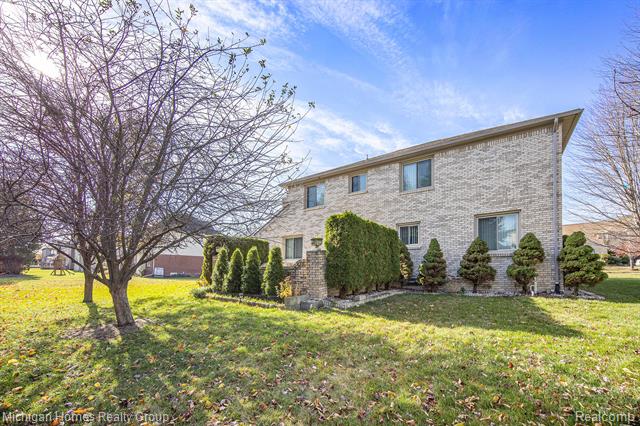 Builiding view thirty four for 47630 Robins Nest, Utica, MI. 48315