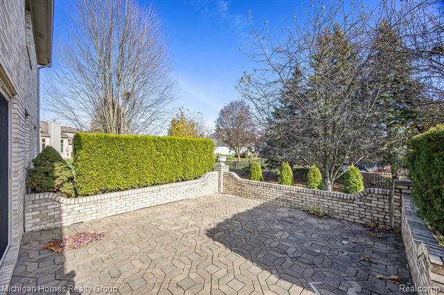 Builiding view thirty three for 47630 Robins Nest, Utica, MI. 48315