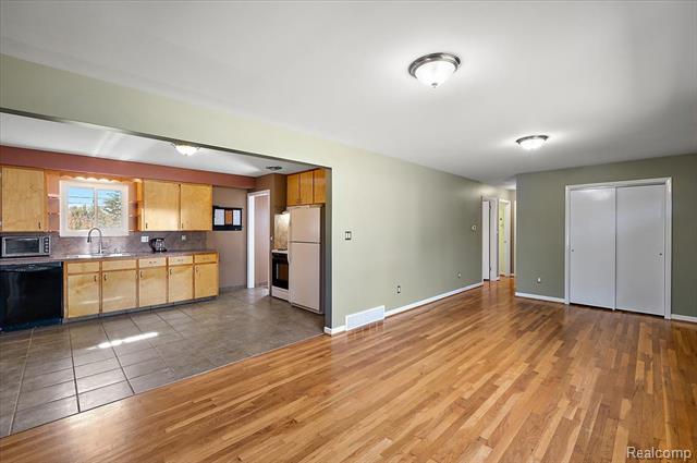 Builiding view seven for 2470 Durham, Utica, MI. 48317
