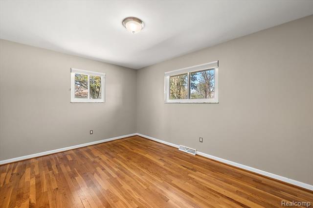 Builiding view seventeen for 2470 Durham, Utica, MI. 48317