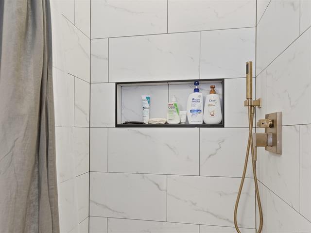 Builiding view eighteen for 14925 Hartford, Utica, MI. 48315