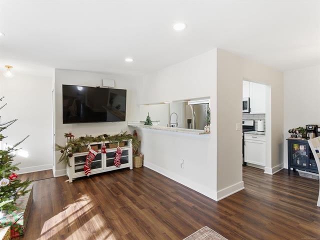 Builiding view five for 14925 Hartford, Utica, MI. 48315