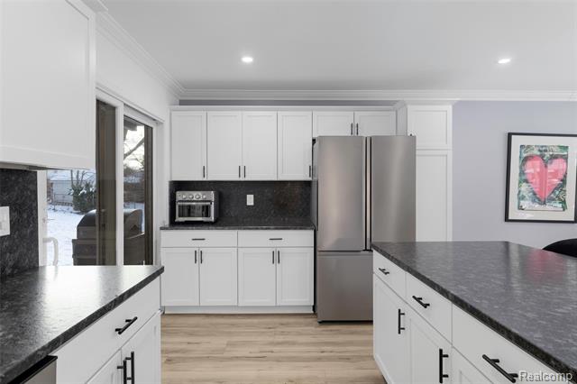 Builiding view eight for 6018 Brynthrop, Shelby Township, MI. 48316