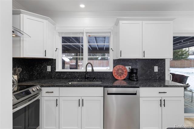 Builiding view seven for 6018 Brynthrop, Shelby Township, MI. 48316