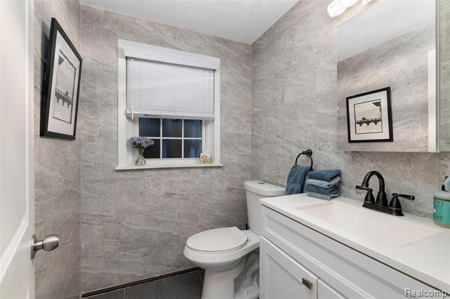 Builiding view seventeen for 6018 Brynthrop, Shelby Township, MI. 48316