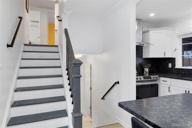 Builiding view sixteen for 6018 Brynthrop, Shelby Township, MI. 48316