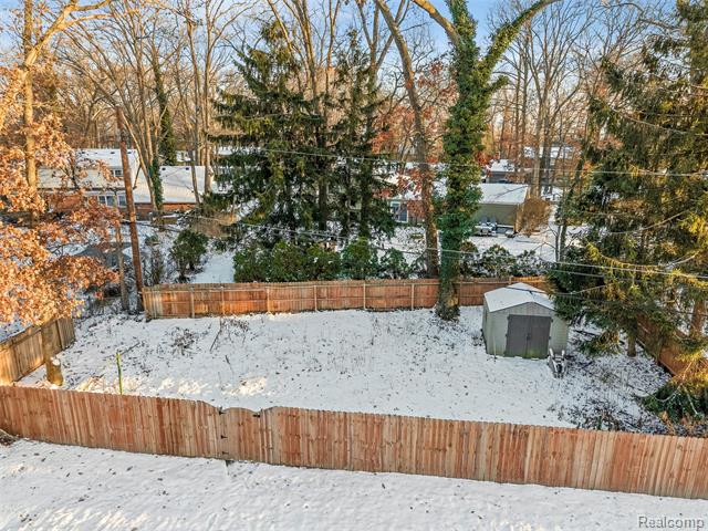 Builiding view thirty nine for 6018 Brynthrop, Shelby Township, MI. 48316