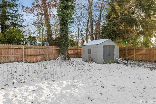 Builiding view thirty two for 6018 Brynthrop, Shelby Township, MI. 48316