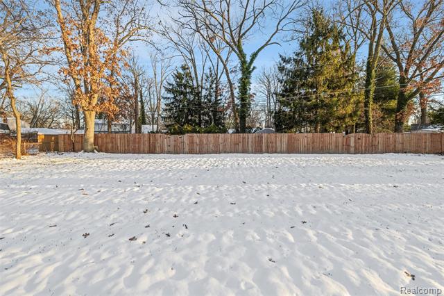 Builiding view thirty for 6018 Brynthrop, Shelby Township, MI. 48316