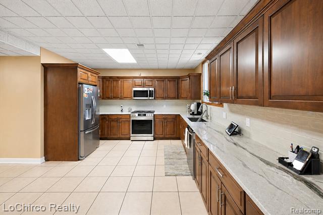Builiding view thirty three for 14382 Knightsbridge, Utica, MI. 48315