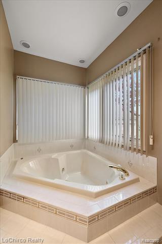 Builiding view twenty one for 14382 Knightsbridge, Utica, MI. 48315