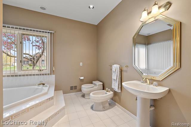 Builiding view twenty for 14382 Knightsbridge, Utica, MI. 48315