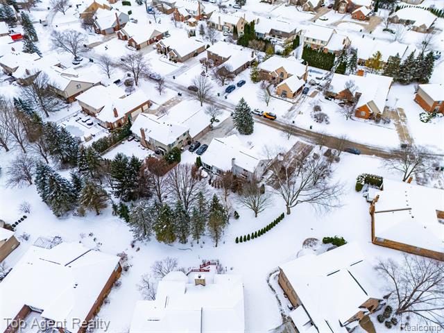 Builiding view seventy seven for 2239 Regency Hills, Shelby Township, MI. 48316