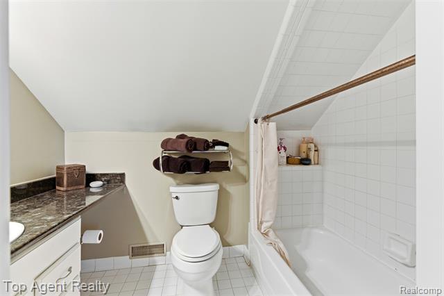 Builiding view thirty nine for 2239 Regency Hills, Shelby Township, MI. 48316