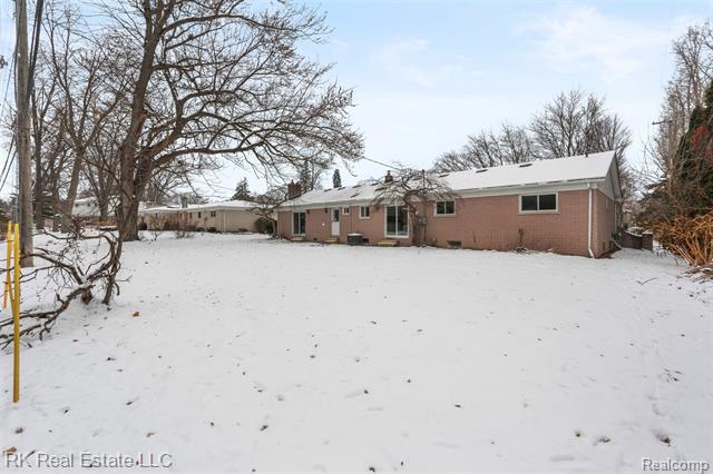 Builiding view thirty four for 5558 Meadow, Shelby Township, MI. 48316