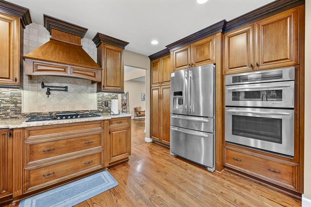 Builiding view seventeen for 54880 Burlington, Utica, MI. 48315