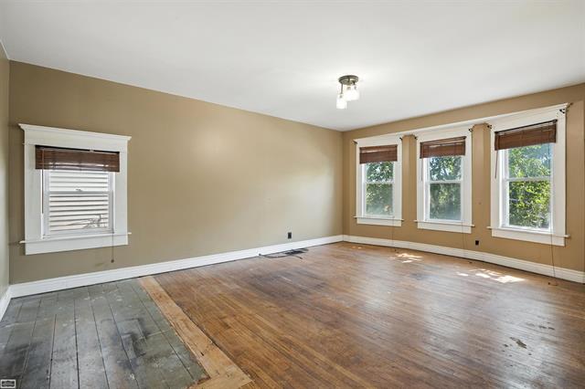 Builiding view twenty for 180 S Main, Romeo, MI. 48065