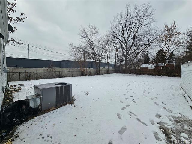 Builiding view seventeen for 20737 Nummer, Warren, MI. 48089