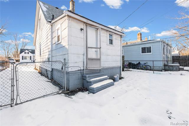 Builiding view twenty four for 7027 Meadow, Warren, MI. 48091