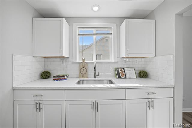 Builiding view fifteen for 14890 Collinson, Eastpointe, MI. 48021