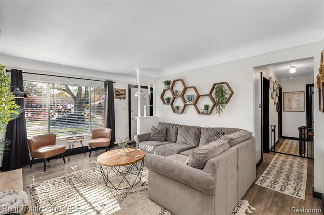 Builiding view five for 21701 Chalon, Saint Clair Shores, MI. 48080