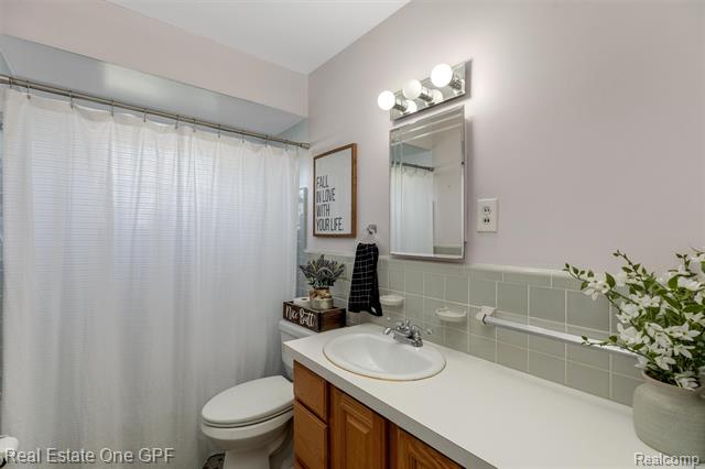 Builiding view sixteen for 21701 Chalon, Saint Clair Shores, MI. 48080