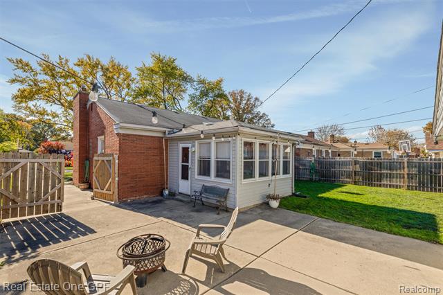 Builiding view twenty five for 21701 Chalon, Saint Clair Shores, MI. 48080