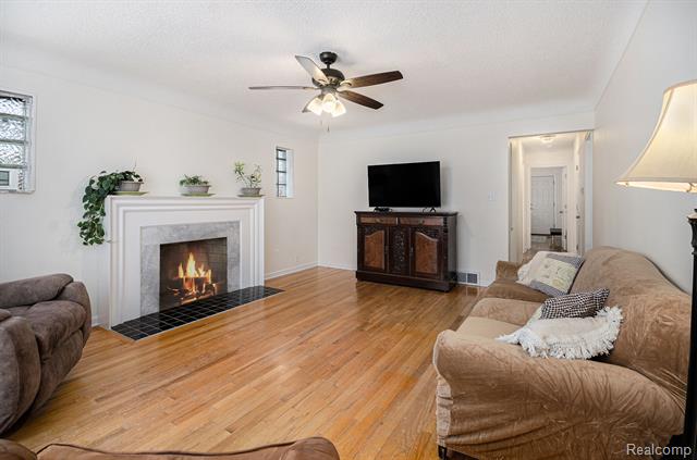 Builiding view five for 17409 Collinson, Eastpointe, MI. 48021