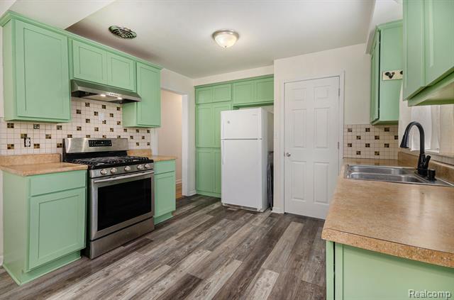 Builiding view ten for 17409 Collinson, Eastpointe, MI. 48021