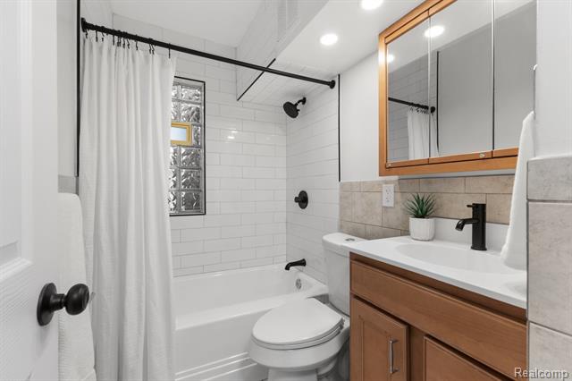 Builiding view fifteen for 21722 Rosedale, Saint Clair Shores, MI. 48080