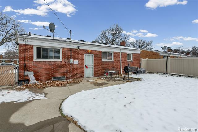 Builiding view twenty three for 22644 Hill, Warren, MI. 48091