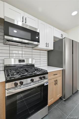 Builiding view fifteen for 19912 Alger, Saint Clair Shores, MI. 48080