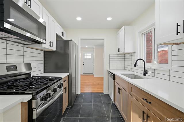 Builiding view fourteen for 19912 Alger, Saint Clair Shores, MI. 48080