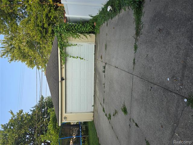 Builiding view eighteen for 22154 Elmwood, Eastpointe, MI. 48021