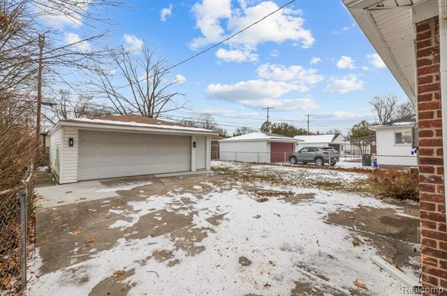 Builiding view seventeen for 22609 Edgewood, Saint Clair Shores, MI. 48080