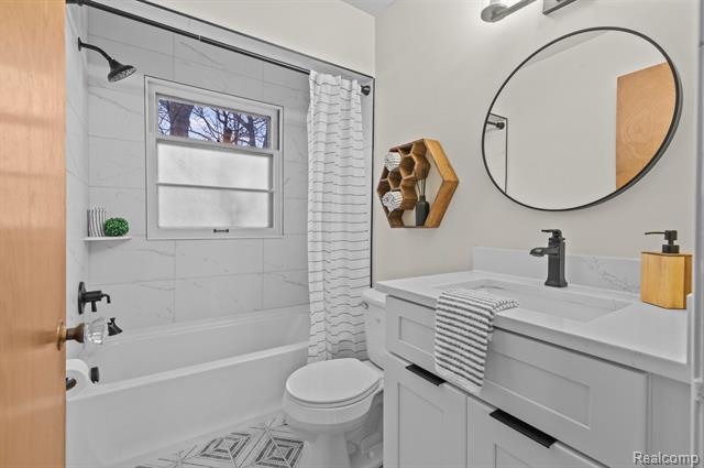 Builiding view ten for 22609 Edgewood, Saint Clair Shores, MI. 48080