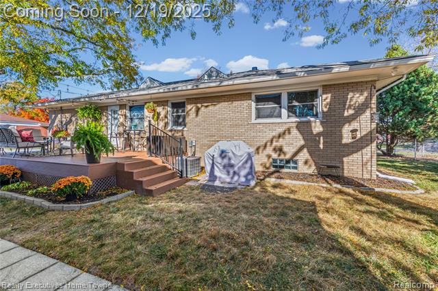 Builiding view thirty nine for 18200 Oak, Eastpointe, MI. 48021