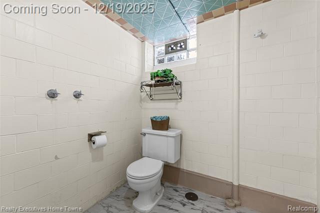 Builiding view thirty one for 18200 Oak, Eastpointe, MI. 48021