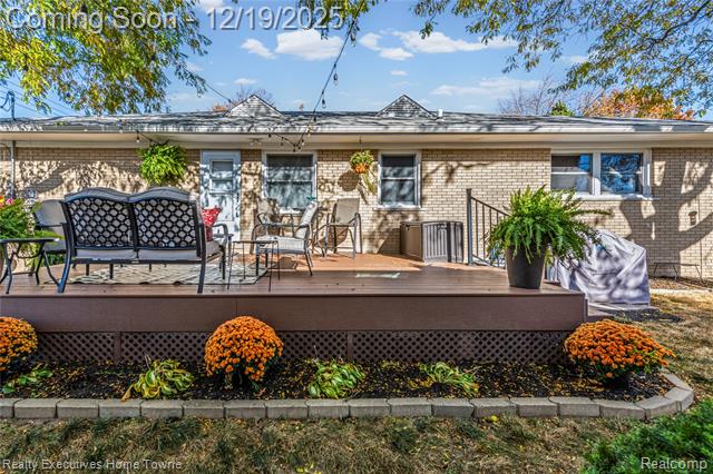 Builiding view thirty seven for 18200 Oak, Eastpointe, MI. 48021