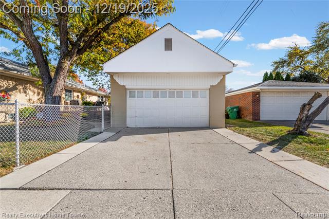 Builiding view thirty two for 18200 Oak, Eastpointe, MI. 48021