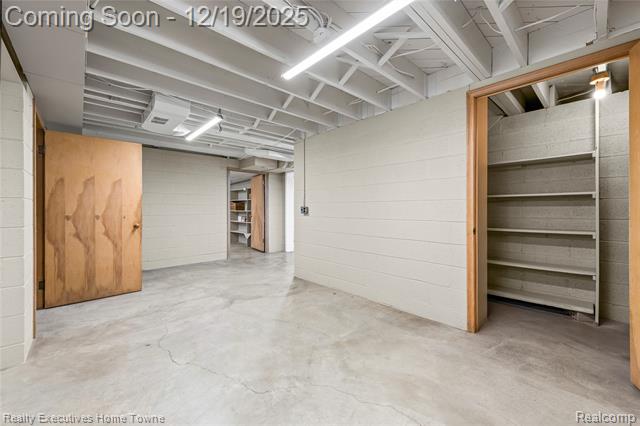 Builiding view twenty three for 18200 Oak, Eastpointe, MI. 48021