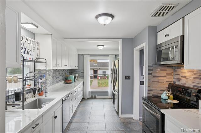 Builiding view seven for 19720 Maxine, Saint Clair Shores, MI. 48080